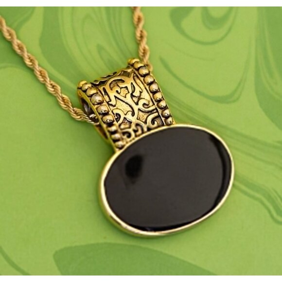 Vintage Geometric Oval Black Pendant Necklace 18 inch - W8 - Picture 1 of 3